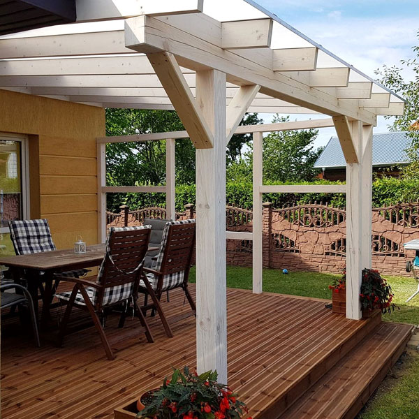 Niewielki taras z zadaszeniem