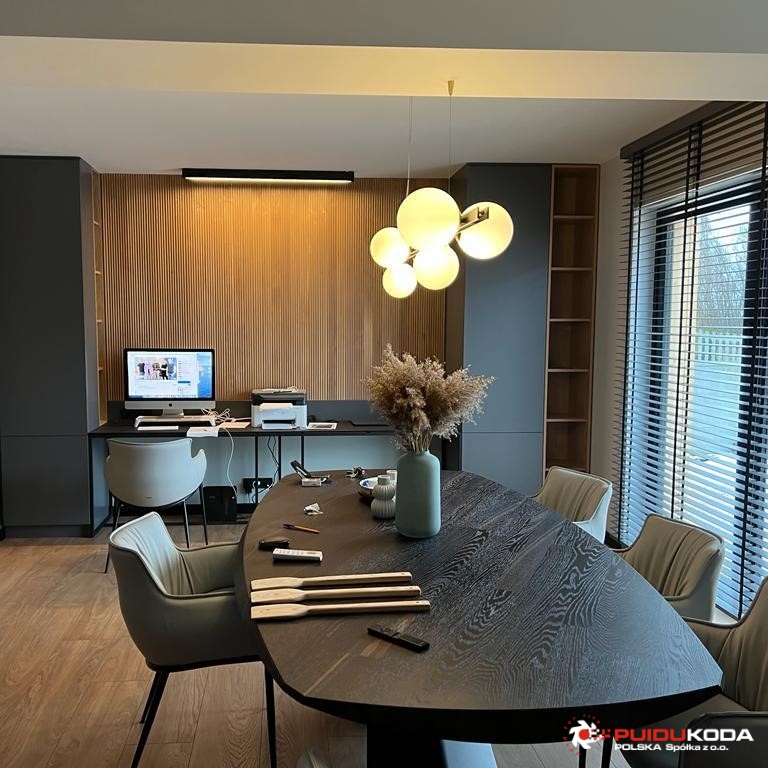 Biuro z panelami z osiki termo