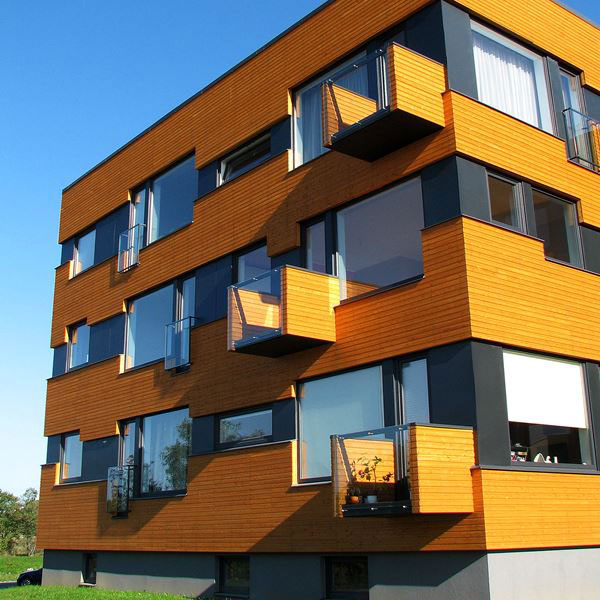 Blok z drewnianą elewacją